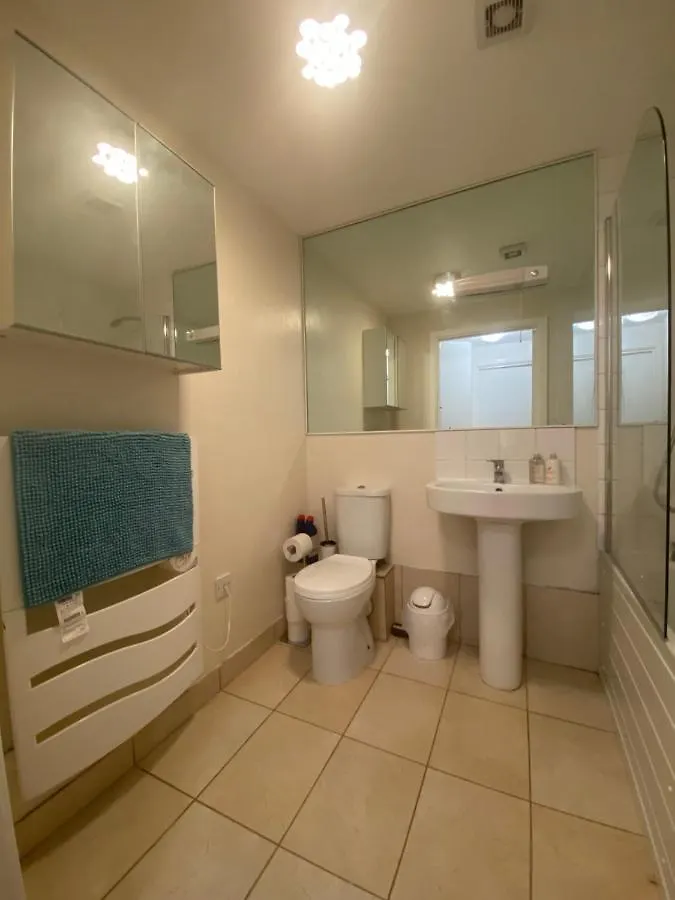 Comfy 2 Bed Flat With Free Parking, Close To Tube London
