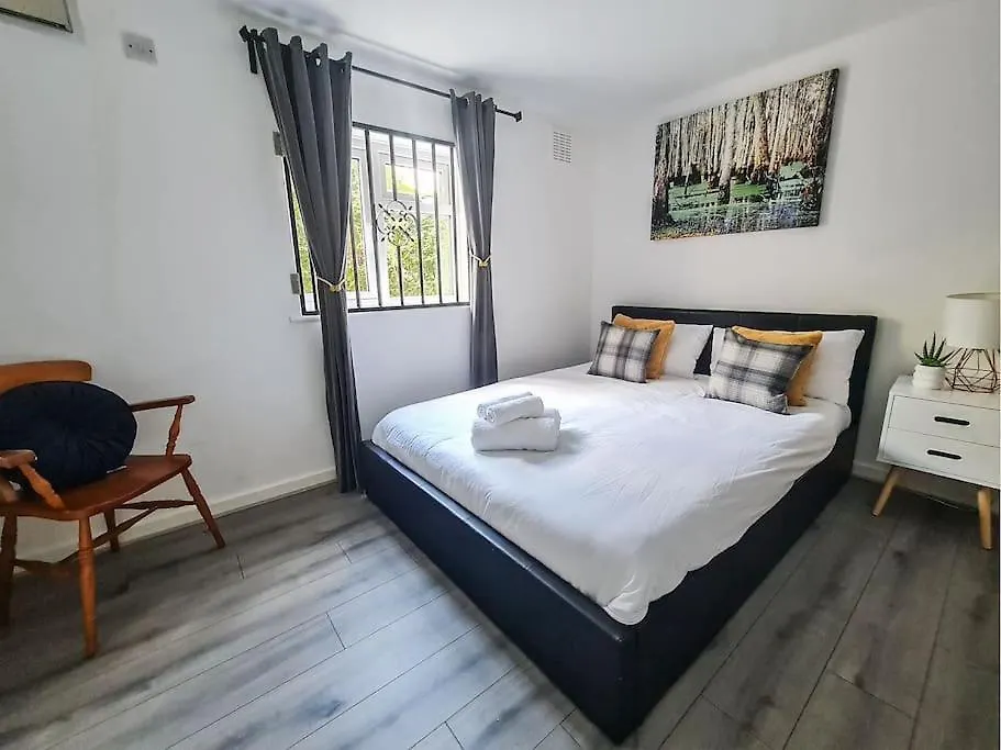 Comfy 2 Bed Flat With Free Parking, Close To Tube London 0*,