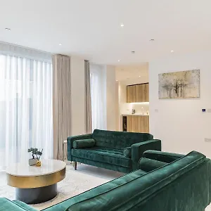 Luxury Spacious Flat With Communal Gardens And Parking , London United Kingdom