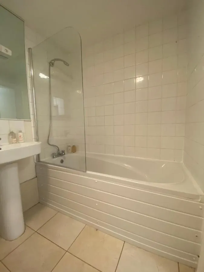 Comfy 2 Bed Flat With Free Parking, Close To Tube London Apartment