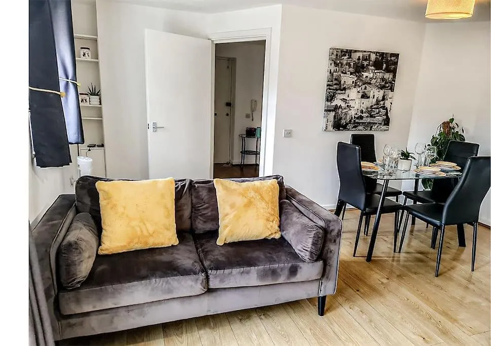 Apartment Comfy 2 Bed Flat With Free Parking, Close To Tube London