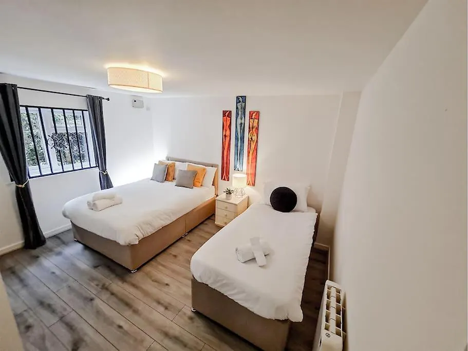 Comfy 2 Bed Flat With Free Parking, Close To Tube London 0*,  United Kingdom