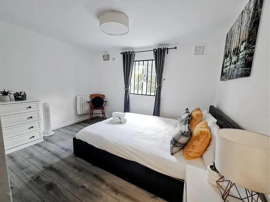 Comfy 2 Bed Flat With Free Parking, Close To Tube London