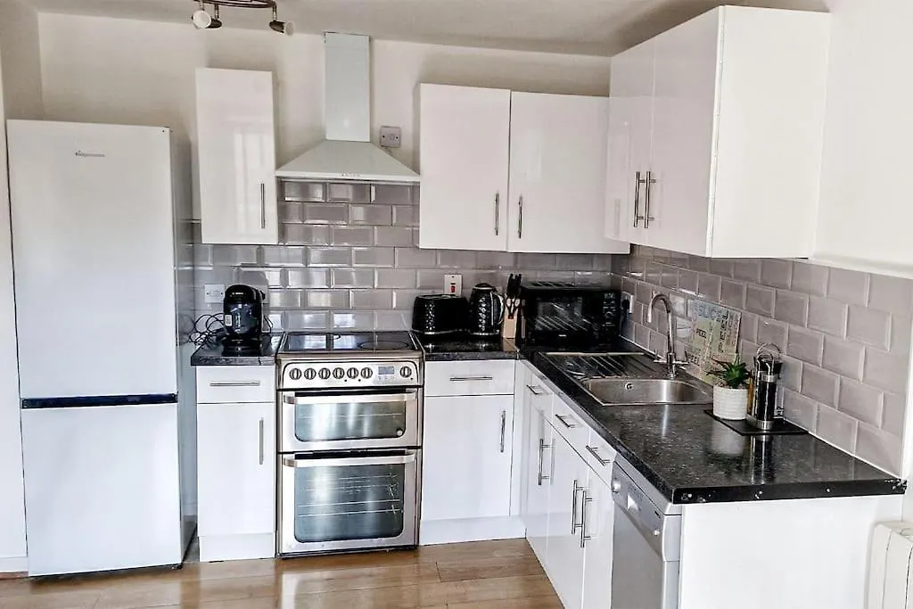 Comfy 2 Bed Flat With Free Parking, Close To Tube contacts